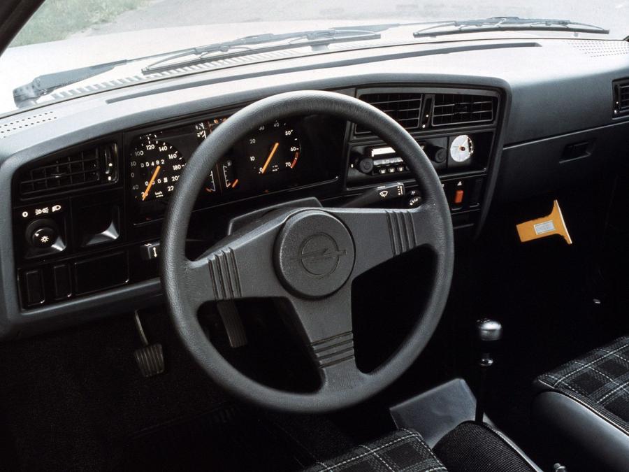  Opel Ascona CC SR 1981 года  (фото 2 из 11)